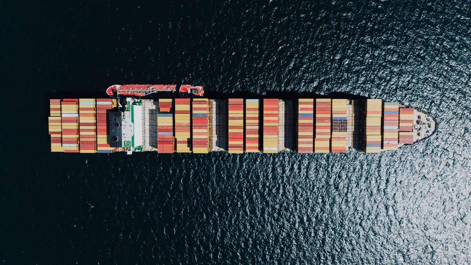 Navire porte-conteneurs vu du ciel, en pleine mer