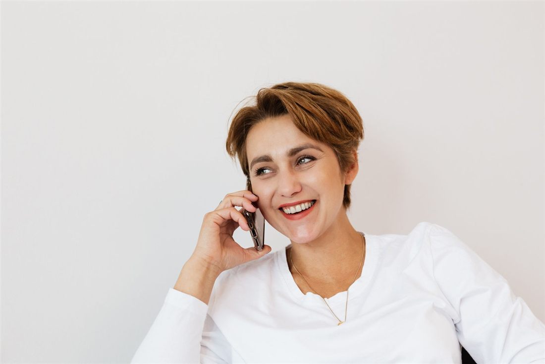 Femme souriante au téléphone