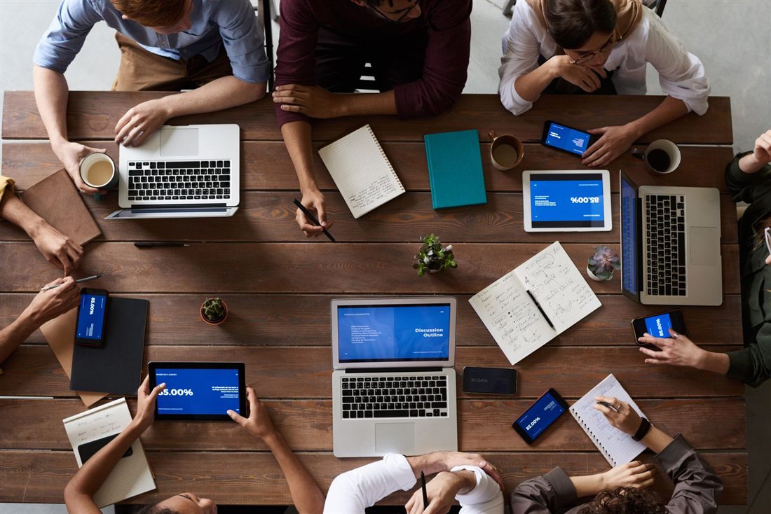 Équipe réunie autour d’une table de travail