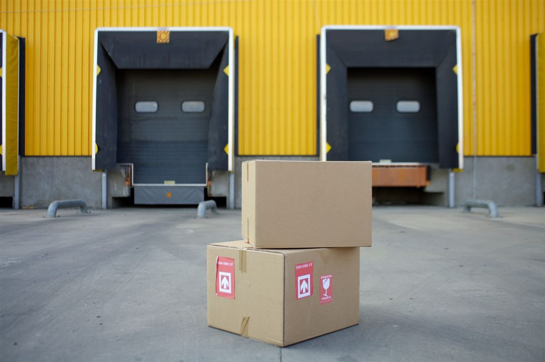 Cartons devant des quais de livraison
